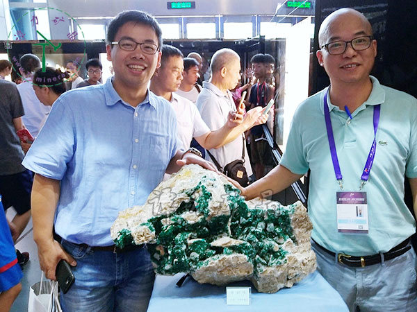 香港礦物學(xué)會會長翁良源（左）盛贊譚力的精美礦物